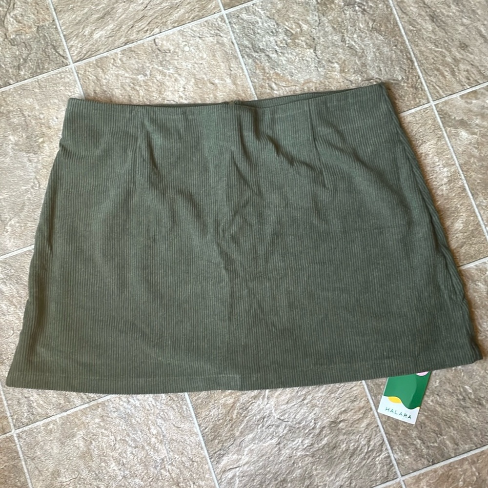 HALARA NWT hunter green corduroy skort
